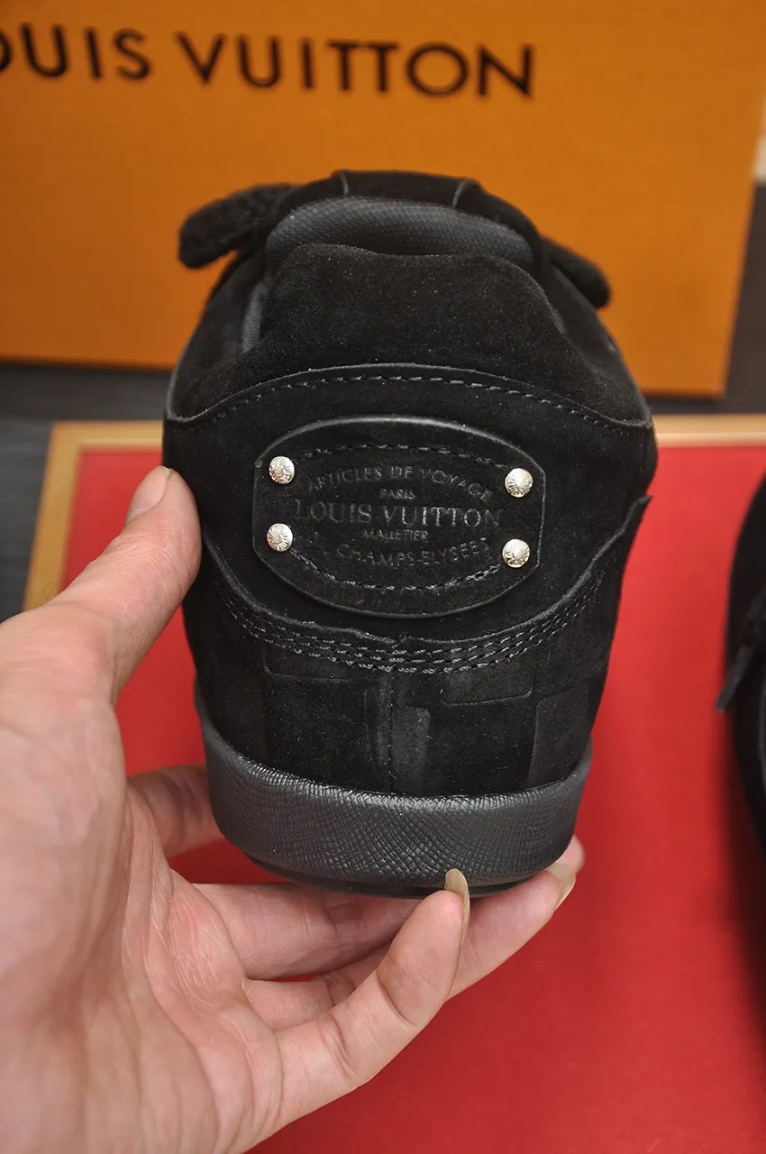 Men's men's shoes💰700💶 🔥New style🔥 LV co-branded nigo, ugly and cute😍Many Internet celebrities have put on their shoes, classic and versatile items.  ❄️Fabric: Imported high mercerized cow suede. ❄️Inner lining: high-grade elastic mesh, ❄️Outsole: original molded outsole, palm print rubber outsole with hidden L letter and Monongram flower ❄️Size: Female 35-41 (Female 41 customized), Male 39-46 (45-46 customized)
